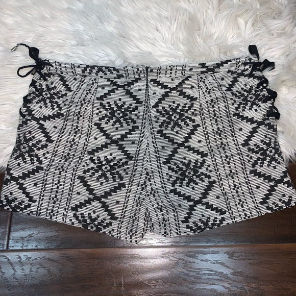 Who What Wear Black Lace Up Shorts Plus Size 16 - Picture 3 of 4